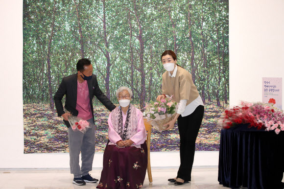 카네이션 전달하는 조현민 부사장