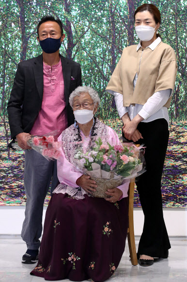 택배기사 모자전시 작가들과 조현민 부사장