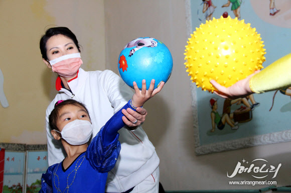 북한 유치원 대면 수업 재개…마스크 쓰고 체조