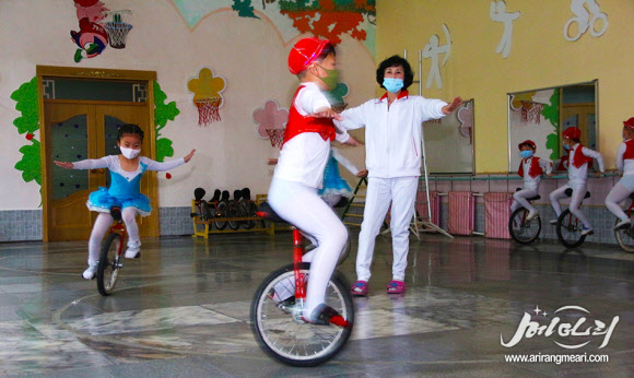 마스크 쓰고 외발자전거 타는 북한 유치원생