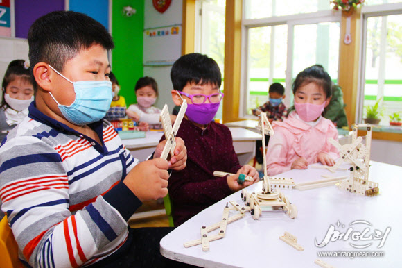 색색의 마스크 쓴 북한 유치원생들