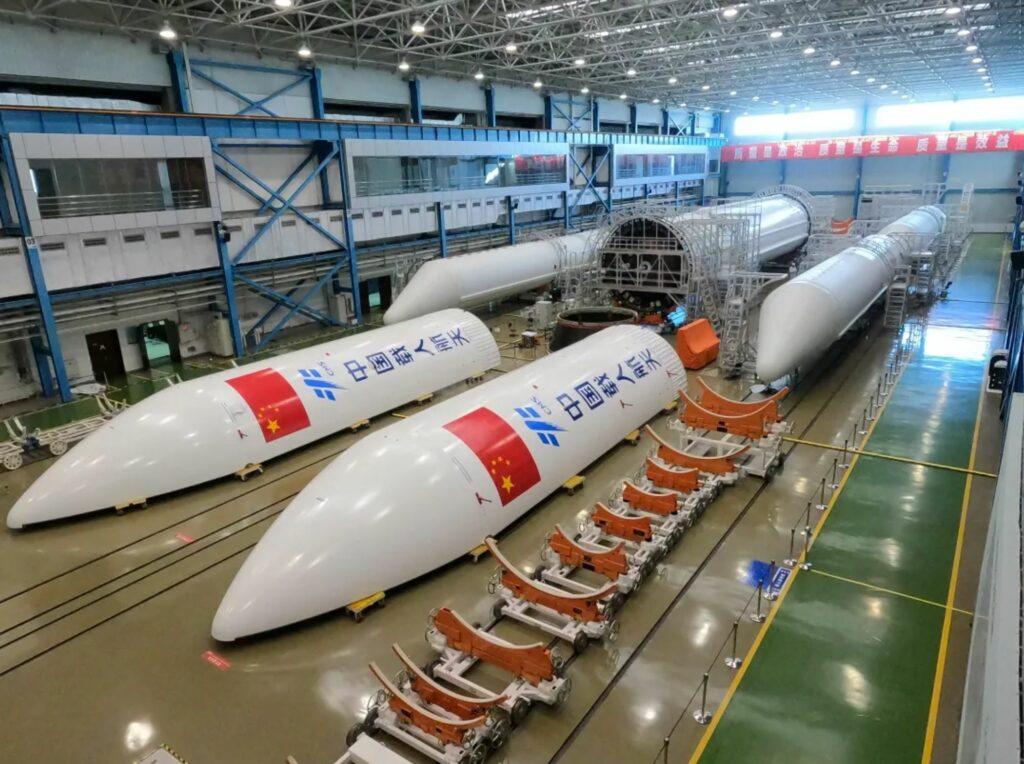 중국 창정 5호B 로켓 조립 모습.  중국유인우주국(CMSA)