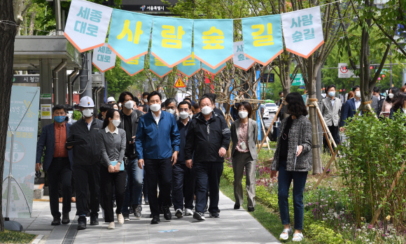 오세훈 서울시장이 6일 오전 서울 중구 시청인근에서 열린 ‘세종대로 사람숲길, 봄을 걷다’ 개장식을 마친 후 참석자들과 사람숲길을 걷고 있다. ‘세종대로 사람숲길’은 작년 7월 첫 샵을 뜬지 9개월 만에 완공됐으며 세종대로 사거리~숭례문~서울역 1.55km가 하나로 이어지는 거리로 보행자와 자전거 이용자가 함께 편하게 이동할 수 공간이다.  2021.5.6 오장환 기자 5zzang@seoul.co.kr