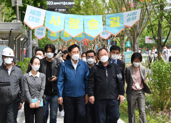 오세훈 서울시장이 6일 오전 서울 중구 시청인근에서 열린 ‘세종대로 사람숲길, 봄을 걷다’ 개장식을 마친 후 참석자들과 사람숲길을 걷고 있다. ‘세종대로 사람숲길’은 작년 7월 첫 샵을 뜬지 9개월 만에 완공됐으며 세종대로 사거리~숭례문~서울역 1.55km가 하나로 이어지는 거리로 보행자와 자전거 이용자가 함께 편하게 이동할 수 공간이다.  2021.5.6 오장환 기자 5zzang@seoul.co.kr