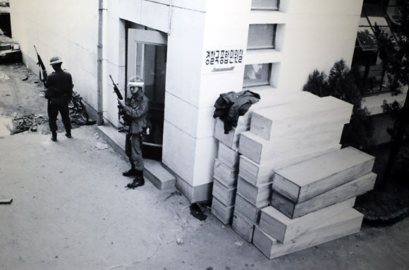 5.18 계엄군과 나무관