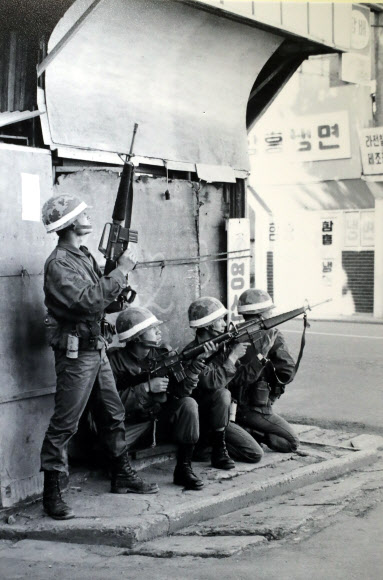 거리 수색하는 5.18 계엄군