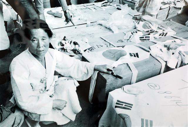 1980년 5월23일 5?18 희생자 관 앞의 한 어머니