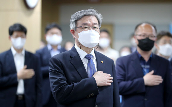 국기에 경례하는 이재갑 고용노동부 장관