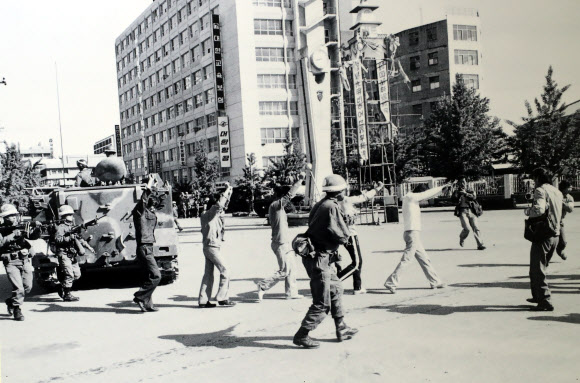 ①계엄군이 1980년 5월 27일 광주 시민을 연행하고 있다.  연합뉴스