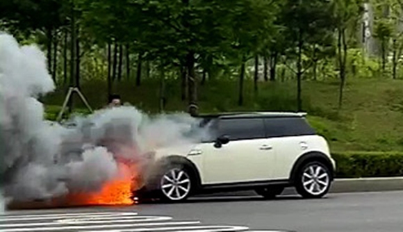 BMW 미니쿠퍼 차량서 불