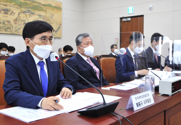 황홍규 한국대학교육협의회 사무총장이 6일 오전 서울 여의도 국회에서 열린 교육위원회 전체회의에서 고등교육 위기극복과 재정확충 방안 관련해 발언을 하고 있다. 2021.5.6  김명국 선임기자 daunso@seoul.co.kr