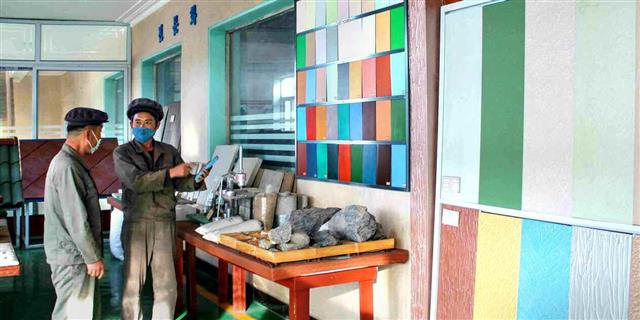 북한 노동당 기관지 노동신문은 7일 “우리의 원료에 의거한 마감건재의 가짓수를 늘린다”면서 청진스레트공장 내부 사진을 실었다. 신문은 “자기 고장의 현실조건에 맞는 방안을 찾아 마감건재 발전의 도약대를 튼튼히 마련해나갈 때 지방건설에서 보다 큰 전진이 이룩되게 될 것”이라고 강조했다.  평양 노동신문 뉴스1