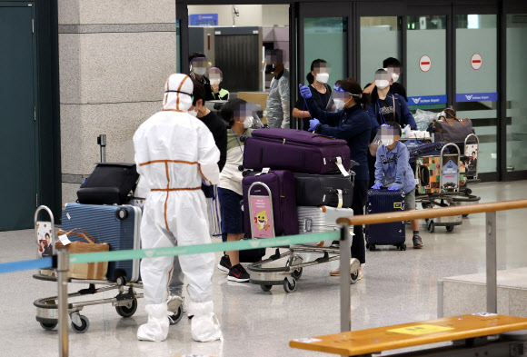 신종 코로나바이러스 감염증(코로나19)이 대확산 중인 인도에서 특별기를 통해 귀국한 교민들이 7일 오전 인천국제공항에 도착해 입국장을 나서고 있다. 이달 들어 인도 교민이 특별기를 타고 귀국한 것은 지난 4일 남부 첸나이에 이어 이번이 두 번째다. 2021.5.7  연합뉴스