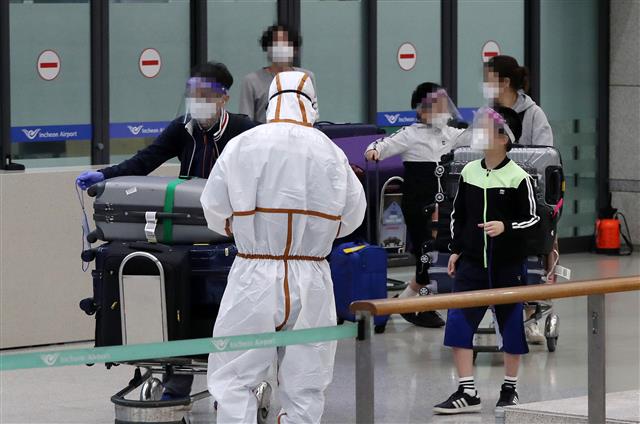 인도 교민들이 7일 오전 2차 특별기를 타고 인천국제공항을 통해 귀국하고 있다.  현지 교민 203명과 인도인 1명 등 204명이 인도 남부 벵갈루루 켐페고다 국제공항에서 아시아나항공 특별운항편을 이용해 귀국했다.  2021.5.7 뉴스1