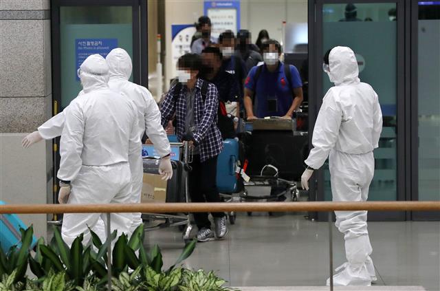 인도 교민들이 7일 오전 2차 특별기를 타고 인천국제공항을 통해 귀국하고 있다.  현지 교민 203명과 인도인 1명 등 204명이 인도 남부 벵갈루루 켐페고다 국제공항에서 아시아나항공 특별운항편을 이용해 귀국했다.  2021.5.7 뉴스1