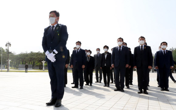 더불어민주당 송영길 대표가 7일 오전 광주 북구 국립 5·18 민주묘지를 최고위원 등과 함께 참배하고 있다. 2021.5.7  연합뉴스