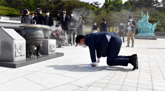 더불어민주당 송영길 대표가 7일 오전 광주 북구 국립 5·18 민주묘지를 찾아 참배단 앞에서 절을 하며 참배하고 있다. 2021.5.7  연합뉴스