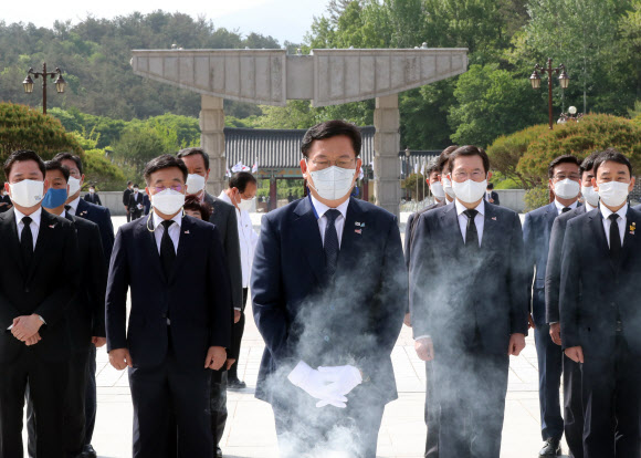 더불어민주당 송영길 대표가 7일 오전 광주 북구 국립 5·18 민주묘지를 최고위원 등과 함께 참배하고 있다. 2021.5.7  연합뉴스