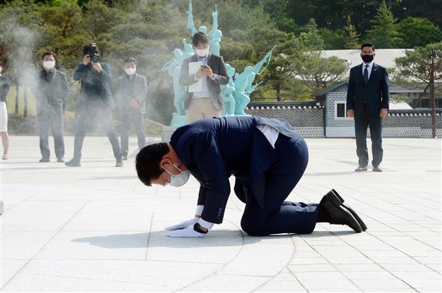 송영길 더불어민주당 대표가 7일 오전 광주 북구 국립5·18국립묘지를 찾아 오월 영령에 참배하며 무릎을 꿇고 있다.2021.5.7 뉴스1