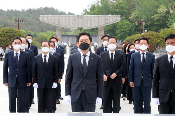 국민의힘 김기현 당 대표 권한대행 겸 원내대표가 7일 오전 광주 북구 국립 5·18 민주묘지를 당직자 등과 함께 참배하고 있다. 2021.5.7  연합뉴스