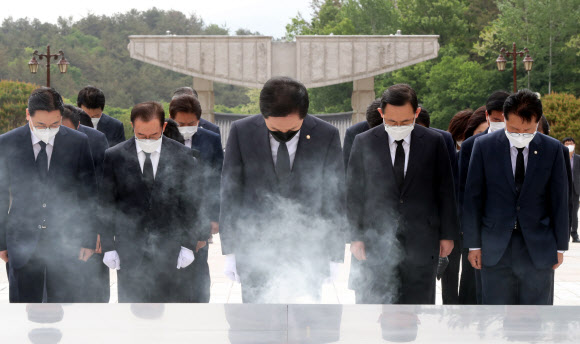 국민의힘 김기현 당 대표 권한대행 겸 원내대표가 7일 오전 광주 북구 국립 5·18 민주묘지를 당직자 등과 함께 참배하고 있다. 2021.5.7  연합뉴스