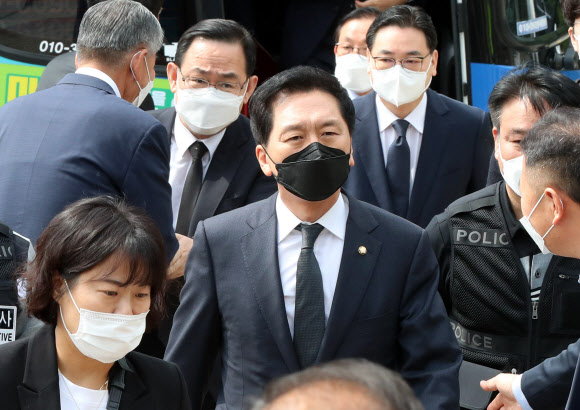 국민의힘 김기현 당 대표 권한대행 겸 원내대표가 7일 오전 참배를 위해 광주 북구 국립 5·18 민주묘지로 이동하고 있다. 2021.5.7  연합뉴스