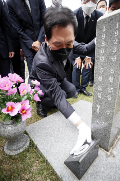 국민의힘 김기현 당 대표 권한대행 겸 원내대표가 7일 오전 광주 북구 국립 5·18 민주묘지에서 열사 묘역을 참배하고 있다. 2021.5.7  연합뉴스