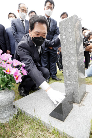 국민의힘 김기현 당 대표 권한대행 겸 원내대표가 7일 오전 광주 북구 국립 5·18 민주묘지에서 열사 묘역을 참배하고 있다. 2021.5.7  연합뉴스