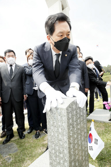 국민의힘 김기현 당 대표 권한대행 겸 원내대표가 7일 오전 광주 북구 국립 5·18 민주묘지에서 열사 묘역을 참배하고 있다. 2021.5.7  연합뉴스
