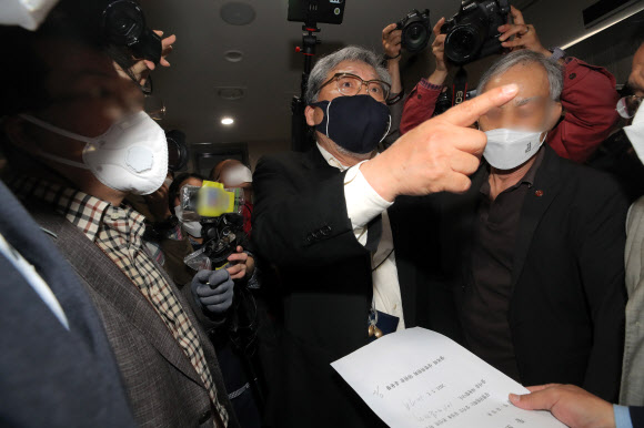 공개석상에서 김원웅 광복회장의 멱살을 잡아 상벌위에 회부된 김임용 씨가 7일 오전 서울 여의도 광복회관 상벌위원회 회의장 앞에서 단독 출입 통보서 수령을 거부하고 있다. 이번 상벌위는 무산된 지난달 23일 1차 상벌위에 이어 다시 열리는 것이다. 2021.5.7  연합뉴스