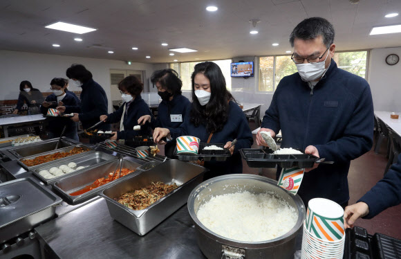 7일 경기 남양주시 육군 제1군수지원사령부 예하 6군수지원단을 방문한 급식·피복 모니터링단이 격리 장병용 도시락을 준비하고 있다. 2021.5.7  . 재판매 및 DB 금지] 연합뉴스