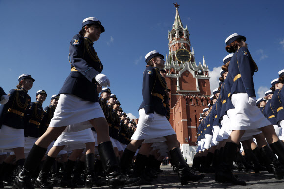 7일(현지시간) 러시아 모스크바 크렘린궁 앞 붉은 광장에서 여군들이 전승 기념 열병식 리허설을 하고 있다. EPA 연합뉴스