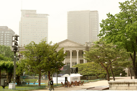 서울 지역에 미세먼지 경보가 발령된 7일 오후 서울 중구 덕수궁이 황사에 덮여 뿌연 모습이다. 2021.5.7  연합뉴스