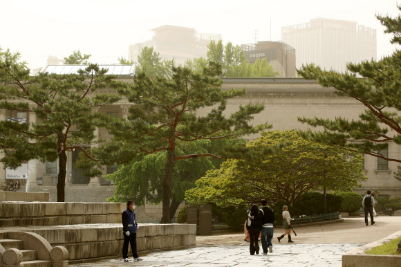 서울 지역에 미세먼지 경보가 발령된 7일 오후 서울 덕수궁을 찾은 시민들이 발걸음을 옮기고 있다. 2021.5.7  연합뉴스
