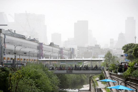 황사 위기경보 ‘주의’ 단계가 발령된 7일 오후 서울 중구 청계6가 교차로에서 바라본 하늘이 뿌옇다. 2021.5.7  연합뉴스