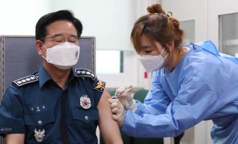 지난달 26일 김창룡 경찰청장이 코로나 백신을 맞고 있다. 뉴시스