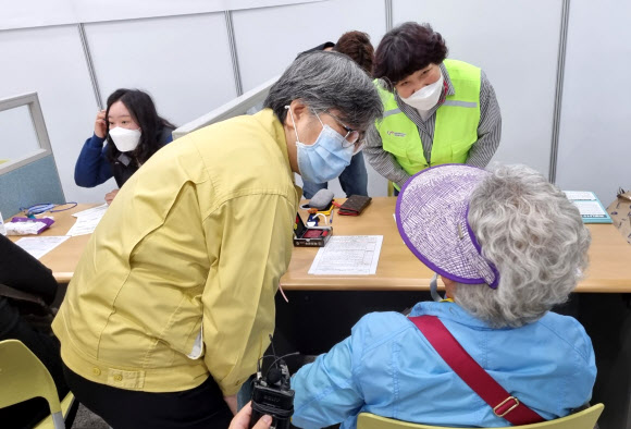 코로나19 백신 접종센터 찾은 정은경 방대본부장