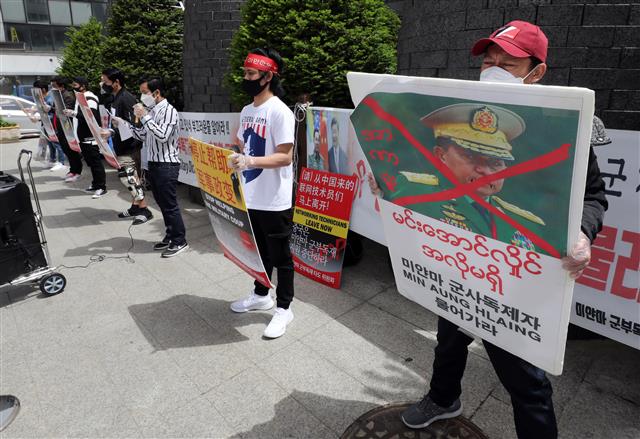 미얀마 군부 규탄 집회 갖는 미얀마 국민들