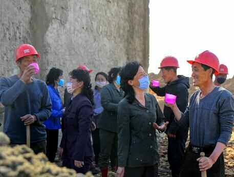 북한 노동당 기관지 노동신문은 9일 평양시 1만 세대 살림집(주택) 건설 사업이 시작된 뒤 수만명의 청년동맹원, 직맹원, 여맹원들이 돌격대 활동에 참가하여 여러 작업 과제를 해치웠다고 보도했다. 신문은 “지휘부의 작전에 따라 여러 시공 단위에 나간 돌격대원들은 물동량 운반과 지대 정리뿐아니라 어려운 작업 과제들도 솔선 맡아 진행하고 있다”라고 설명했다. 평양 노동신문 뉴스1