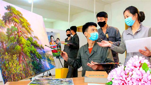 북한 노동당 기관지 노동신문은 9일 평양시미술창작사의 미술가들을 조명했다. 신문은 이들이 작품 창작에 지혜와 열정을 아낌없이 쏟아붓고 있다면서 “소나무에 깃든 민족의 넋과 기상을 훌륭히 형상하여 인민들의 생활 속에 뿌리내리도록 하려는 결심”을 보이고 있다고 칭찬했다. 평양 노동신문 뉴스1