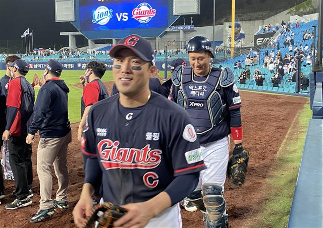 롯데자이언츠 이대호가 8일 대구 삼성라이온즈파크에서 열린 삼성 전에서 포수 마스크를 쓰고 팀을 승리로 이끌었다. 이대호로선 2001년 프로 데뷔 이래 사상 초유의 포수 출전이다.2021.5.9 롯데자이언츠 제공