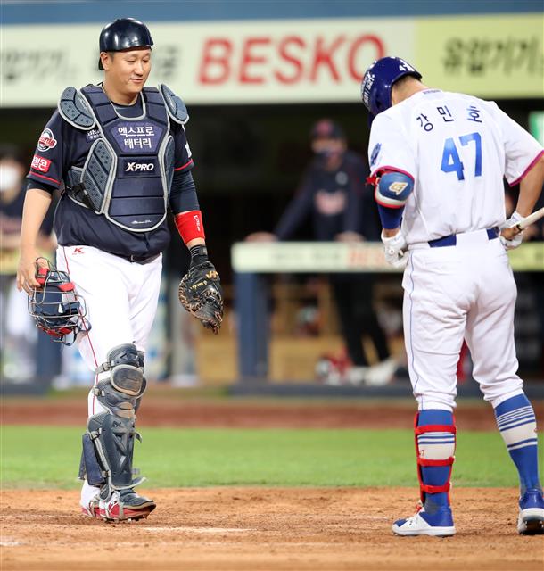 롯데자이언츠 이대호가 8일 대구 삼성라이온즈파크에서 열린 삼성 전에서 포수 마스크를 쓰고 팀을 승리로 이끌었다. 이대호로선 2001년 프로 데뷔 이래 사상 초유의 포수 출전이다. 2021.5.9 삼성 라이온즈 제공