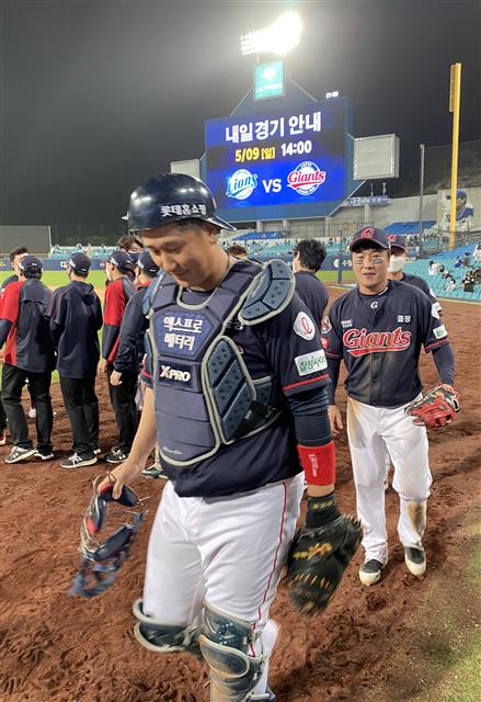 롯데자이언츠 이대호가 8일 대구 삼성라이온즈파크에서 열린 삼성 전에서 포수 마스크를 쓰고 팀을 승리로 이끌었다. 이대호로선 2001년 프로 데뷔 이래 사상 초유의 포수 출전이다.2021.5.9 롯데자이언츠 제공