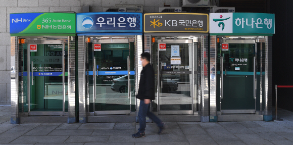 지난 2월 은행권 가계대출 잔액이 사상 처음으로 천조 원을 넘어섰다. 은행 대출금리가 지표로 삼는 금융채 등 시장금리가 오름세여서 대출자들의 이자 부담이 커지고 있다. 사진은 9일 서울 시내 시중은행 현금자동입출금기(ATM기). 2021.5.9 오장환 기자 5zzang@seoul.co.kr