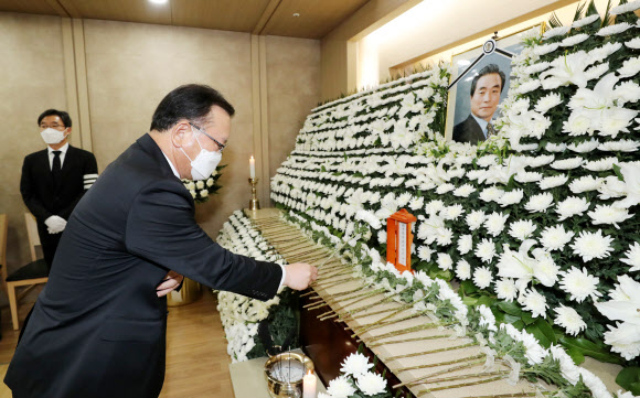 김부겸 국무총리 후보자가 9일 서울 광진구 건국대학교병원 장례식장에 마련된 고 이한동 전 국무총리 빈소를 찾아 조문하고 있다. 2021.5.9  사진공동취재단