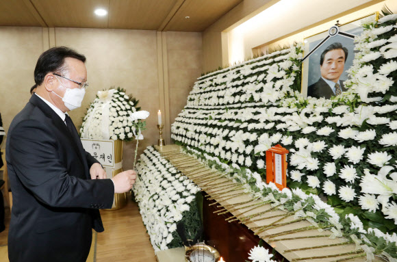 김부겸 국무총리 후보자가 9일 서울 광진구 건국대학교병원 장례식장에 마련된 고 이한동 전 국무총리 빈소를 찾아 조문하고 있다. 2021.5.9  사진공동취재단