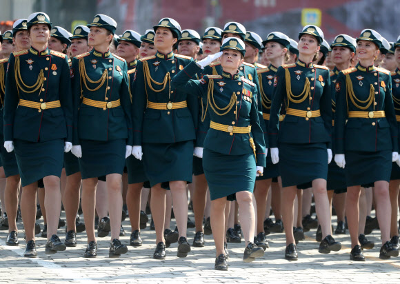 러시아 여군들이 9일(현지시간) 모스크바 붉은광장에서 열린 전승 기념일 군사 퍼레이드에서 행진을 하고 있다. 타스 연합뉴스