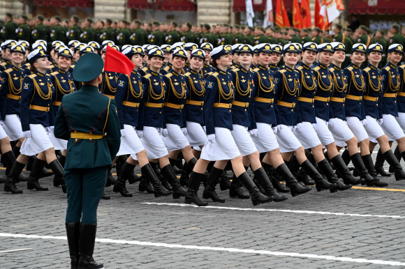 러시아 여군들이 9일(현지시간) 모스크바 붉은광장에서 열린 전승 기념일 군사 퍼레이드에서 행진을 하고 있다. AFP 연합뉴스