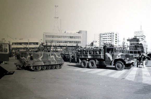1980년 5월 광주 동구 전남도청 광장에 계엄군 차량이 진입해 있다. 당시 아시아 월스트리트저널 서울지국 기자로 활동했던 노먼 소프가 5월 23~27일 광주에서 촬영한 사진이다. 옛전남도청복원추진단 제공