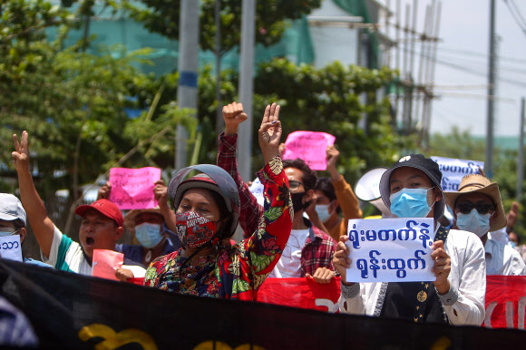 지난 8일 미얀마 만달레이에서 군부 규탄 시위에 나선 시민들이 저항의 상징인 세 손가락 경례를 하고 있다. 인권단체 정치범지원협회(AAPP)에 따르면 쿠데타 이후 군부에 의해 최소 769명이 사망하고 3700명이 구금됐다. 만달레이 EPA 연합뉴스